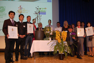 Die Preistrger des IPM-Neuheitenschaufensters 2011 mit (von links) Vertretern der Firma
Flower Export Association, der Firma Plantipp, der Deutschen Blumenfee 2010/2011,
Christiane Sander, Heinrich Hiep, Vorstandsmitglied des Zentralverbandes Gartenbau
(ZVG), einem Vertreter der Firma Rudy Raes Bloemzaden, der Firma New Plants Motril,
Gartneriet PKM, Knud Jepsen sowie Vertretern der Firma Mukoyama Orchids.