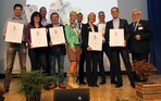 Die Urkunden zur "IPM-Neuheit 2013" wurden von Heinrich Hiep (ganz rechts), Präsident des Landesverbandes Gartenbau Rheinland, sowie der Deut-schen Blumenfee 2012/2013, Dominique Ostheeren (5. von links), im Rahmen der offiziellen Eröffnung der 31. Internationalen Pflanzenmesse (IPM) an die Preisträger übergeben. Foto: ZVG/Gaby Wiefel