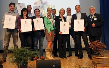Die Urkunden zur "IPM-Neuheit 2013" wurden von Heinrich Hiep (ganz rechts), Prsident des Landesverbandes Gartenbau Rheinland, sowie der Deut-schen Blumenfee 2012/2013, Dominique Ostheeren (5. von links), im Rahmen der offiziellen Erffnung der 31. Internationalen Pflanzenmesse (IPM) an die Preistrger bergeben. Foto: ZVG/Gaby Wiefel