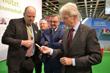 (v.l.n.r.) Volker Koch-Achelphler, IVAHauptgeschftsfhrer; Dr. Hans Joachim Brinkjans, Umweltreferent und stellvertretender Generalsekretr des ZVG; Jrgen Mertz, ZVG-Prsident; Hartmut Weimann, ZVGVizeprsident.