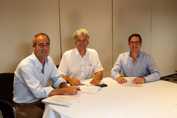 (vrnl)Jeff Colegrave, Vorstandsvorsitzender von Floranova, Michael Kester, Head of Flowers bei Syngenta, und Dominic Lacey