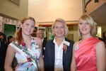 CDU-Bundestagsabgeordnete Sylvia Jörrißen flankiert von neuer und alter Blumenfee.