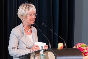 Stellvertretend fr die Partner erffnete die Prsidentin des Landesverbandes Rheinland, Eva Khler-Theuerkauf, die Kommunikationskampagne Natrlich schne Augenblicke.