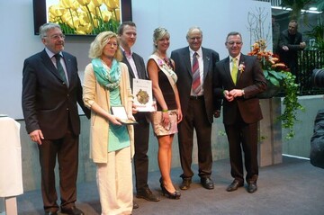 Kirsch Garten- und Landschaftsbau konnte sich mit der Auslobung fr eine ausdrucksvolle Gestaltung, die mit der begrenzten Flche sehr sensibel umgegangen ist und zahlreiche visuelle Hhepunkte geschaffen hat eine Groe Goldmedaille der DBG sichern. Von links nach rechts: Jochen Sandner, Geschftsfhrer der Deutschen Bundesgartenschau-Gesellschaft mbH (DBG), Kirsch Garten- und Landschaftsbau, die Deutsche Blumenfee 2013, Hans-Jrgen Redeker DBG Verwaltungsrat, Jrgen Mertz, Prsident des ZVG.