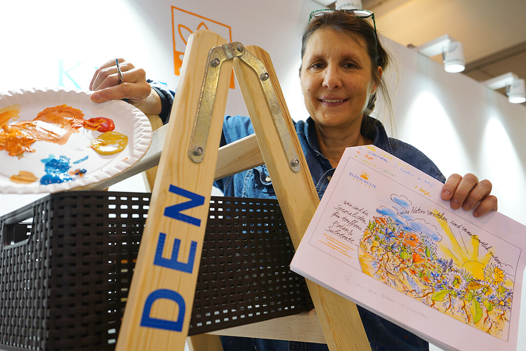 Susanne Berger will be illustrating a large picture at the Kleeschulte Erden stand in Hall 3 (3E26) for three days from today.