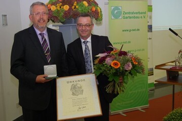Jrgen Mertz, Prsident des Zentralverbandes Gartenbau, ehrte die Zchtungsarbeit von Wilhelm Kordes auf dem Deutschen Gartenbautag mit der Georg-Arends-Medaille. 