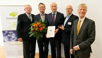 Der Vorsitzende des Freundeskreises Hochschule Osnabrck Gartenbau und Landschaftsarchitektur, Engelbert Lehmacher(2.v.r.), verleiht die Osnabrcker Ehrenmedaille an Frank Hdepohl (Mitte), Absolvent des Studienganges Gartenbau von 1992, der sich fr den Berufsstand des Gartenbaus verdient gemacht hat. Es gratulieren Dekan B. Lehmann (2. V.l.), Laudator Prof. R. Burmann (1.v.l.) und Brgermeister Jasper(1.v.r.). 