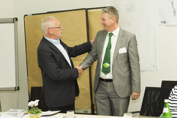 Der ehemalige Vorsitzende Engelbert Lehmacher gratuliert dem neuen Vorsitzenden des Freundeskreises Hochschule Osnabrck Gartenbau und Landschaftsarchitektur e. V. Marc-Guido Megies(v.l.n.r.).