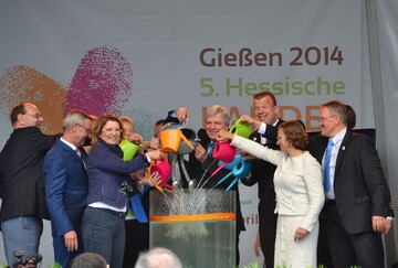 Politik und Vertreter des Berufsstandes fllen eine Wassersule mit 163 Liter Wasser. 
