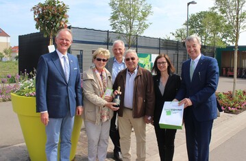 Oberbrgermeister Hans-Dieter Schlimmer, Matthias Schmauder und Karin Bommersheim und Staatssekretr Dr. Thomas Griese begrten das Ehepaar Bauer.