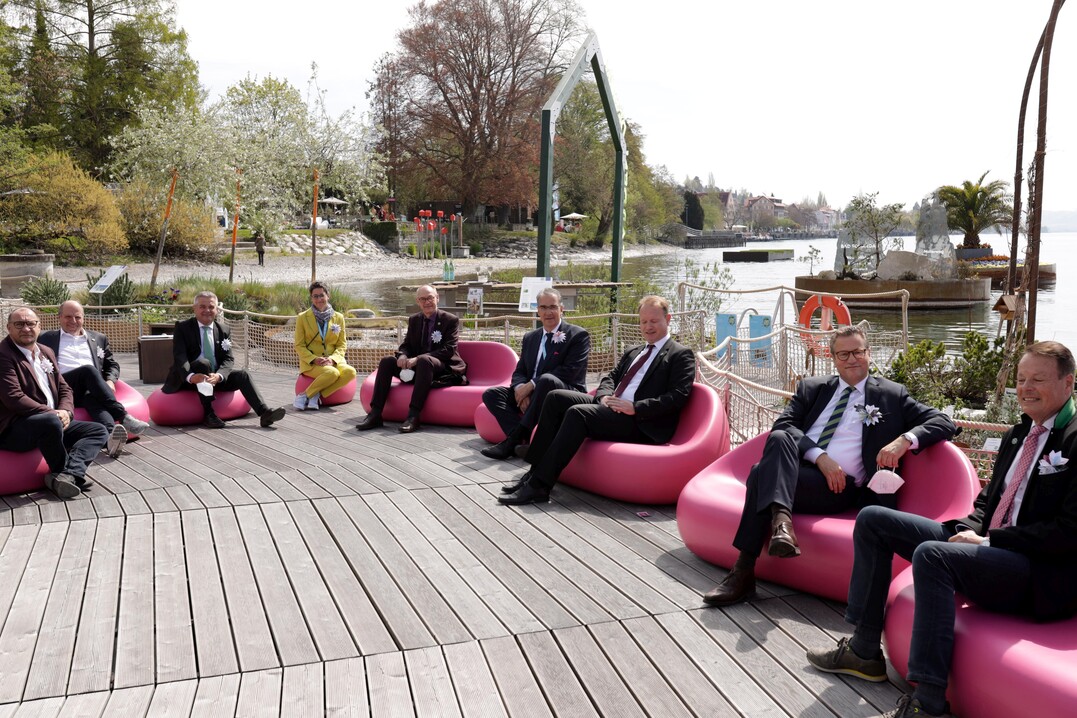 Von links: MdL Klaus Hoher, MdL Martin Hahn, Gerhard Hugenschmidt, Vorsitzender der Gesellschafterversammlung von bwgrn.de, LGS-Geschftsfhrerin Edith Heppeler, Landrat Lothar Wlfle, LGS-Geschftsfhrer Roland Leitner, berlingens Oberbrgermeister Jan Zeitler, Minister Peter Hauk und Regierungsprsident Klaus Tappeser.   
