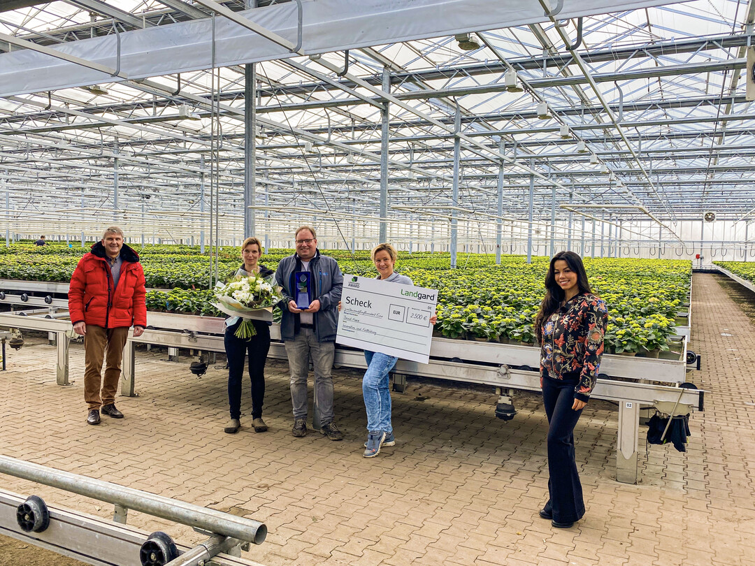     Walter Vogt (Key Account Manager Landgard Blumen & Pflanzen), Kerstin Freese (Ehefrau) und Bernd Freese (Erzeuger des Jahres Blumen & Pflanzen), Frauke Reents (Betriebsleiterin Freese Gartenbau) und Fernanda Brando (Moderatorin)