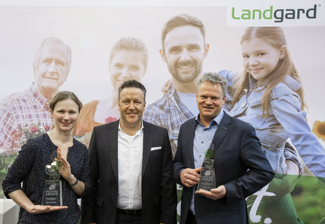 (v.l.): Daniela Hoffmann, Nachwuchserzeugerin Blumen & Pflanzen, Armin Rehberg, Vorstandsvorsitzender der Landgard eG, Johannes Kder, Erzeuger des Jahres Blumen & Pflanzen 
