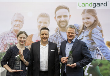 (v.l.): Daniela Hoffmann, Nachwuchserzeugerin Blumen & Pflanzen, Armin Rehberg, Vorstandsvorsitzender der Landgard eG, Johannes Kder, Erzeuger des Jahres Blumen & Pflanzen 