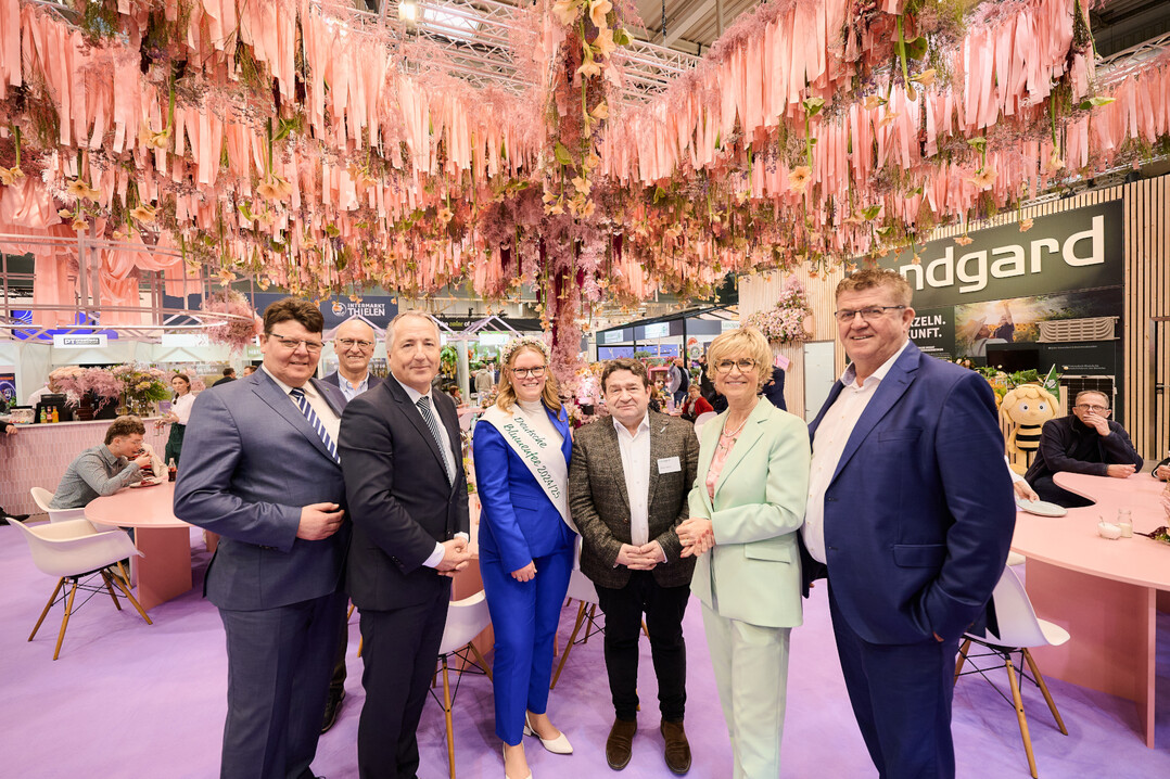 Der IPM-Messerundgang zu Besuch am Landgard-Messestand, Personen v.l.: Andreas Kröger (Vizepräsident des Zentralverbandes Gartenbau e.V.), Josef Mennigmann (Präsident des Verbandes Garten-, Landschafts- und Sportplatzbau Nordrhein-Westfalen e. V.), Oliver P. Kuhrt (Geschäftsführer der Messe Essen), Anne-Marie Bals (Deutsche Blumenfee 2024/25), Oliver Mans, (CEO der Landgard eG), Eva Kähler-Theuerkauf (Präsidentin des Zentralverbandes Gartenbau e.V.), Bert Schmitz (Aufsichtsratsvorsitzender der Landgard eG)