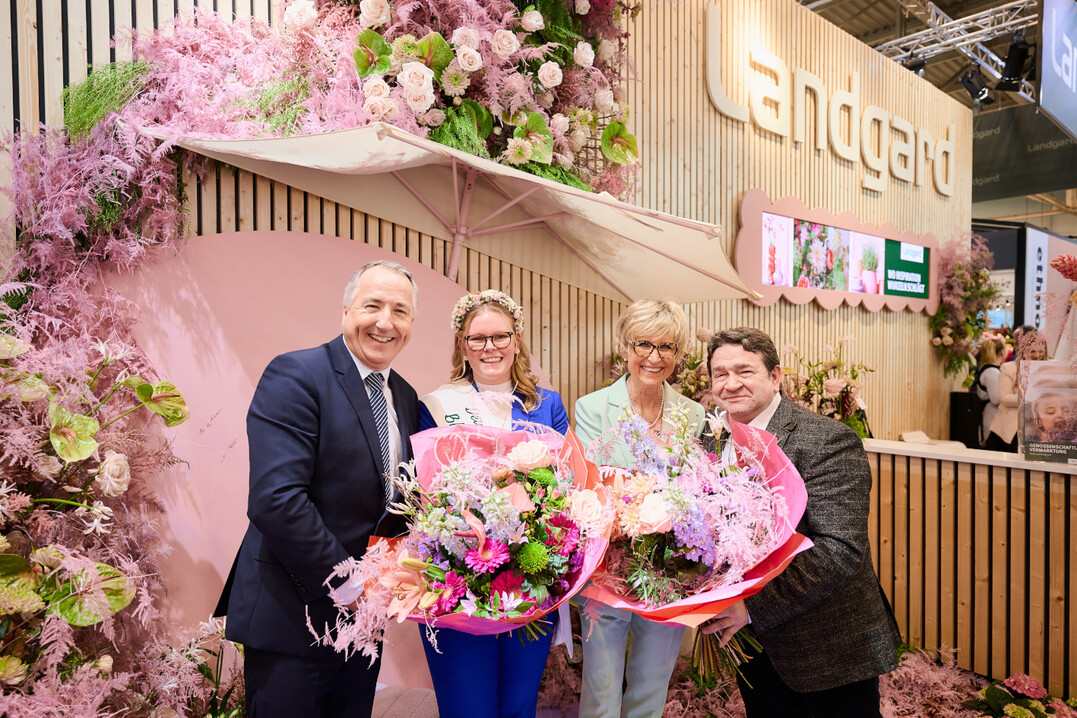Blumig bis flauschig (v. l.):  Oliver P. Kuhrt (Geschftsfhrer der Messe Essen), Anne-Marie Bals (Deutsche Blumenfee 2024/25), Eva Khler-Theuerkauf (Prsidentin des Zentralverbandes Gartenbau ZVG) und Oliver Mans, (CEO der Landgard eG)

 <br>