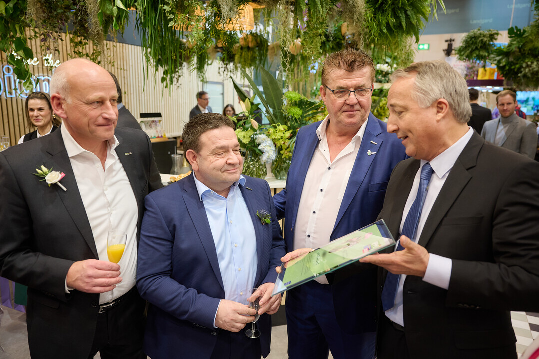 Urkundenbergabe: Oliver P. Kuhrt (Geschftsfhrer der Messe Essen) berreicht eine Urkunde als Aussteller der ersten Stunde an Bert Schmitz (Aufsichtsratsvorsitzender Landgard eG), Oliver Mans (CEO Landgard eG) und Dirk Bader (Vorstand Landgard eG).