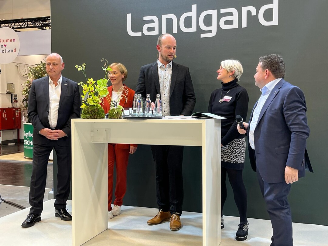 Die Landgard Happy Hour startete mit einem Talk ber Trends: Dirk Bader (l.), Landgard-Vorstand Blumen und Pflanzen, Sonja Dmmen (2.v.l.), Grnderin von green me up, Heike Flottmann von Blooms (2.v.r.) und Oliver Mans, dem Vorstandvorsitzenden von Landgard.