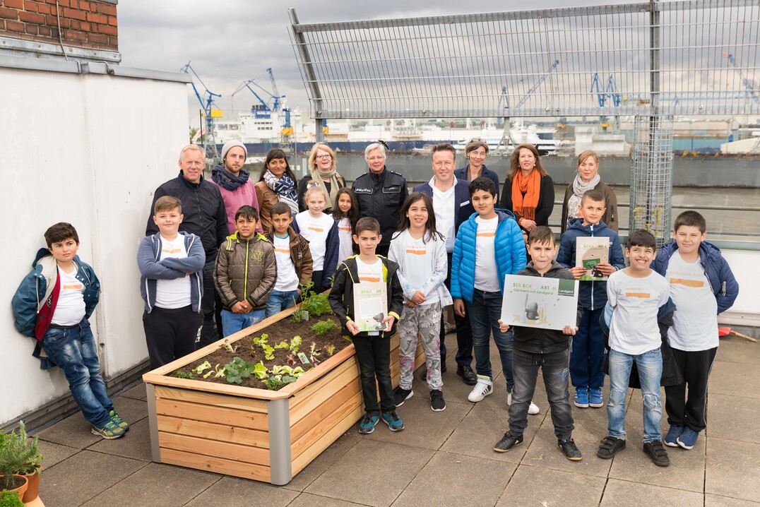 Erffnung der ersten Anbausaison des neuen Projekts Unser Schulgarten der Landgard Stiftung mit Schirmherrn Johannes B. Kerner und den Schlern der ABC- und der IVK-Klasse an der Hamburger Ganztagsschule St. Pauli 