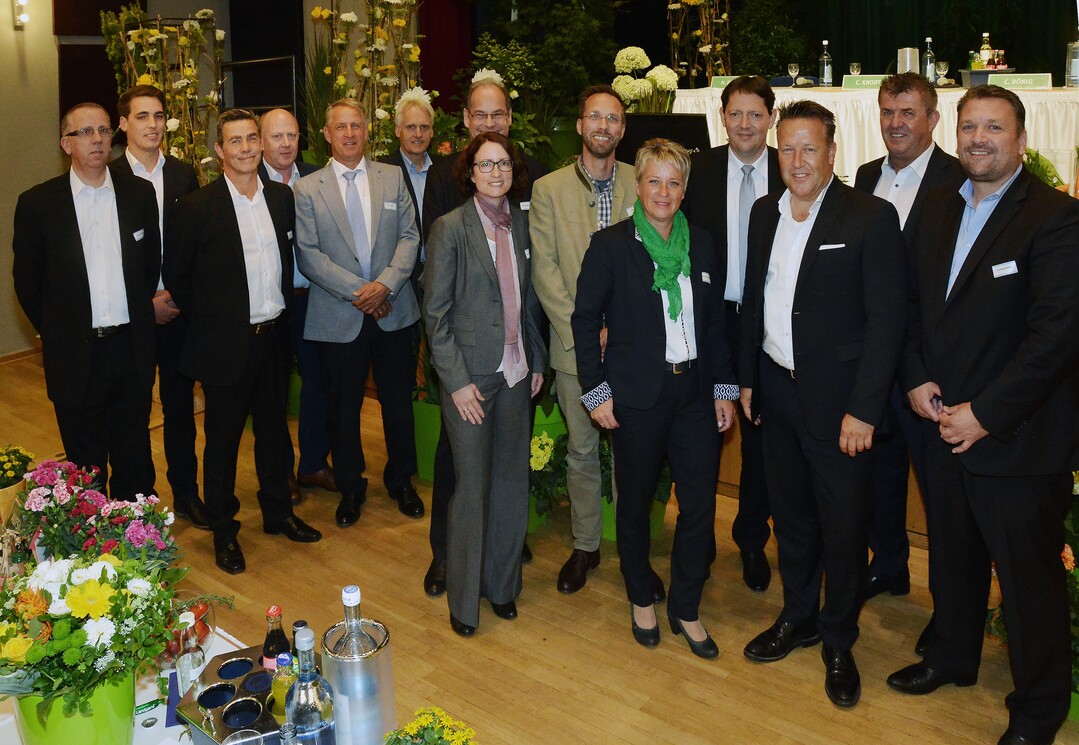 Der Aufsichtsrat und der Vorstand der Landgard eG nach der Vertreterversammlung 2018 (v.l.): Martin Flintrop, Christian Berghs-Trienekens, Peter Zander, Manfred Rieke, Willi Andree, Norbert Artmeyer, Wolfgang Schubert, Dr. Svea Pacyna- Schürheck, Hilko Dahlke, Sylvia Wegelin, Carsten Bönig (CFO der Landgard eG), Armin Rehberg (CEO der Landgard eG), Bert Schmitz (Aufsichtsratsvorsitzender der Landgard eG) und Carsten Knodt.