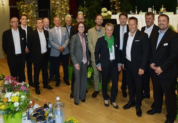 Der Aufsichtsrat und der Vorstand der Landgard eG nach der Vertreterversammlung 2018 (v.l.): Martin Flintrop, Christian Berghs-Trienekens, Peter Zander, Manfred Rieke, Willi Andree, Norbert Artmeyer, Wolfgang Schubert, Dr. Svea Pacyna- Schrheck, Hilko Dahlke, Sylvia Wegelin, Carsten Bnig (CFO der Landgard eG), Armin Rehberg (CEO der Landgard eG), Bert Schmitz (Aufsichtsratsvorsitzender der Landgard eG) und Carsten Knodt.
