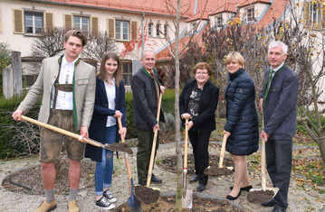 Foto (v.l.n.r.): Schulsprecher Samuel Nohejl, Schulsprecherin Nicole Lackner, Grtner-Prsident Albert Trinkl (Prsident des Bundesverbandes der Grtner sterreichs), Berufsschul-Direktorin Anna-Maria Betz, Bildungs-Landesrtin Barbara Schwarz und Fachschul-Direktor Franz Fuger beim Pflanzen eines Baumes am Schulgelnde anlsslich der 70-Jahr-Feier in Langenlois. 