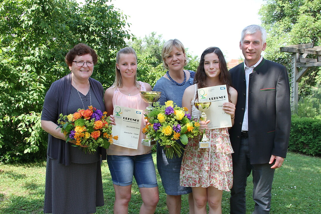 Die Personen v. l.: Berufsschuldirektorin Dipl.-Ing. (FH) Anna-Maria Betz, beste Junggrtnerin Nina Zeilinger (Berufsschule), Landesrtin Mag. Barbara Schwarz, beste Junggrtnerin Lisa Wagner (Fachschule) und Fachschuldirektor Ing. Franz Fuger. 