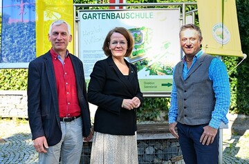 (v.l.n.r.) Fachschuldirektor Franz Fuger, Bildungs-Landesrtin Christiane Teschl-Hofmeister und Berufsschuldirektor Andreas Kovac freuen sich ber groen Zuspruch am Ausbildungsangebot 