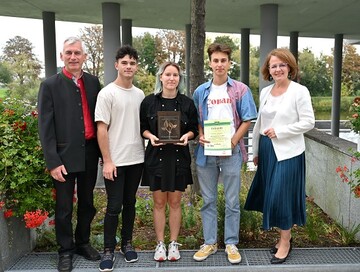 (v.l.n.r.) Direktor Franz Fuger, Dominic Fuger, Sophie Machreich, Klemens Kainz und Bildungs-Landesrtin Christiane Teschl-Hofmeister 