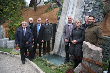 Von links: Vizeprsident KR Ing. Josef Breiter, Judith Hnig, Vorsitzende der Steinmetze, Leo Bonigl, BG-Sprecher N Friedhofsgrtner, David Hertl, BG-Sprecher N Gartengestalter, Franz Fuger, Direktor der Gartenbaufachschule Langenlois, Romana Raffetseder, Designerin des Schaugartens, Hubert Meisl, Brgermeister von Langenlois, Stadtpfarrer Mag. Jacek Zelek