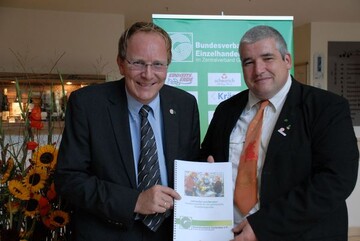 Jrgen Herrmannsdrfer und Ralf Kretschmer verbinden mit der Vorstellung des Leitfadens
Verkaufen und Beraten eine klare Botschaft an die Branche: Jetzt ausbilden!