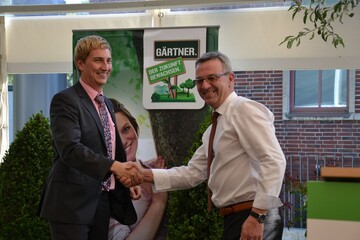 ZVG-Prsident Jrgen Merz (r.) gratuliert Mirko Lettberg im Namen des grtnerischen
Berufsstandes zur Silbernen Ehrennadel.