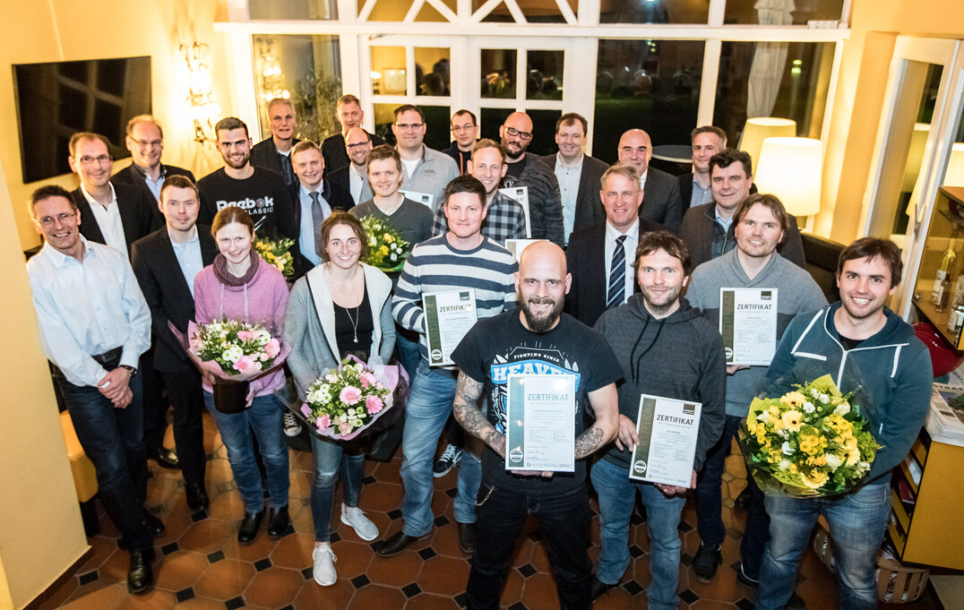 Grund zur Freude: Nach arbeits- und erkenntnisreichen Wochen nahmen kürzlich 16 angehende oder aktive Betriebsleiterinnen und Betriebsleiter nach erfolgreicher Prüfung im Straelener Hof ihre Zertifikate zum Betriebswirt im Produktionsgartenbau entgegen.