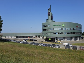 Links im Bild ist die neue Halle zu sehen.