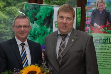 Andreas Lohff (rechts) wurde von den Delegierten des Zentralverbandes Gartenbau (ZVG) im Amt des Vizeprsidenten und Schatzmeisters besttigt. ZVG-Prsident Jrgen Mertz bedankt sich fr das bisherige Engagement.