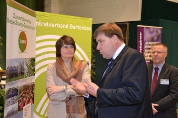 Parlamentarische Staatssekretrin beim Bundesministerium fr Ernhrung und Landwirtschaft, Dr. Maria Flachsbarth und ZVG-Vizeprsident Andreas Lohff, im Gesprch ber ZINEG