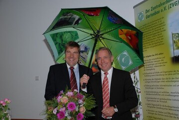 Andreas Lohff (links) wurde als Vizeprsident des Zentralverbandes Gartenbau (ZVG) in
seinem Amt besttigt. ZVG-Prsident Heinz Herker gratulierte herzlich.