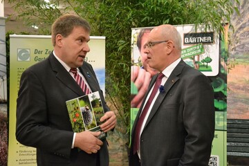 ZVG-Vizeprsident Andreas Lohff spricht mit dem CDU/CSU-Fraktionsvorsitzenden Volker Kauder (re.) zu wichtigen Zukunftsthemen des Gartenbaus.
