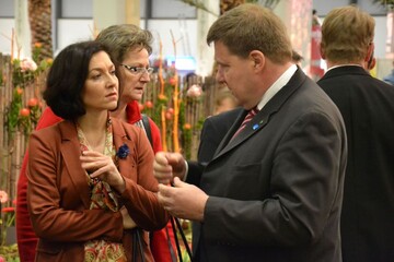 ZVG-Vizeprsident Andreas Lohff errtert mit Katherina Reiche (CDU), Parlamentarische Staatssekretrin beim Bundesministerium fr Verkehr und digitale Infrastruktur, das Thema der Ausgleichsmanahmen.