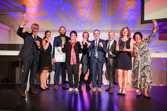 Gruppenfoto auf der Bhne in 
Mnchen: Das Team von Lock 
Antriebstechnik freut sich ber den 
Ludwig-Erhard-Preis in Silber.