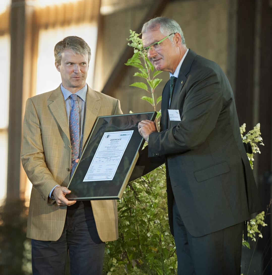 Verleihung der Urkunden zur GAP-Prfung und zur Zertifizierten Markenbaumschule durch den BdB-Prsidenten Helmut Selders (rechts) an Bernhard von Ehren (links). 