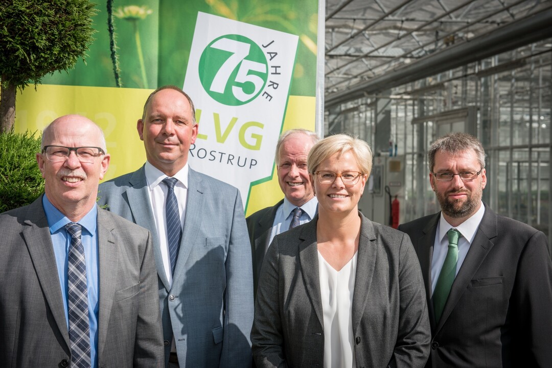 Wollen die LVG Bad Zwischenahn-Rostrup weiter voranbringen (von links nach rechts): Gerhard Schwetje, Präsident der LWK Niedersachsen, Prof. Dr. Bernhard Beßler, Leiter des Geschäftsbereichs Gartenbau, Hans-Joachim Harms, Direktor der LWK Niedersachen, Dr. Gerlinde Michaelis, Leiterin der LVG Bad Zwischenahn-Rostrup, und Marcel-Alexander Janßen, Leiter des Fachbereichs Berufsbildung im Gartenbau und der Niedersächsischen Gartenakademie