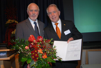 Heinz Herker (rechts) wurde von Landwirtschaftskammer-Prsident Johannes Frizen mit der
Goldenen Plakette der Landwirtschaftskammer geehrt. 