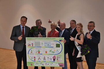 ZVG-Prsident Jrgen Mertz (re.) blickt mit der Deutschen Blumenfee, Christina Aumann, zuversichtlich der bevorstehenden Internationale Pflanzenmesse in Essen entgegen  (von links) gemeinsam mit Helmut Rskamp, Prsident des Landesverbandes Gartenbau Westfalen- Lippe e.V., Helmuth Prinz, Prsident des Fachverbandes Deutscher Floristen, Eva Theuerkauf, Prsidentin des Landesverbandes Rheinland e.V., Garry Grueber, Pflanzenzchter, und dem Geschftsfhrer der Messe Essen, Oliver P. Kuhrt.