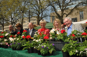 Das Foto zeigt bei der Erffnung die Schirmherrin und Prsidentin des Landesgartenbauverbandes Rheinland Eva Khler-Theuerkauf (dritte v. r.) sowie den Klner Ehrengrtner und Krtzchensnger Ludwig Sebus, die Deutsche Blumenfee Christina Aumann, Raimund Korbmacher (Geschftsfhrer BGM Kln) sowie die Klner Oberbrgermeisterkandidatin Henriette Reker (von rechts).
