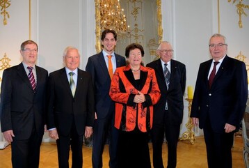 (Von links): Professor
Dr. Werner Konold (Sprecher Deutscher Rat fr Landespflege), Karl Zwermann (Prsident
Deutsche Gartenbau-Gesellschaft 1822), Graf Bjrn Bernadotte (Insel Mainau), Professor
Dr. Dagmar Schipanski (Vorsitzende Lennart Bernadotte-Stiftung), Professor Dr. Dr.
Wolfgang Haber (Ehrenmitglied Deutscher Rat fr Landespflege), Professor Dr. Klaus Tpfer.
 