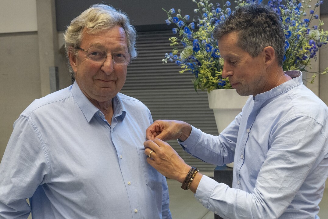 Mans Vulto wurde von Ren Willemsen mit der goldenen Plantion-Anstecknadel ausgezeichnet.