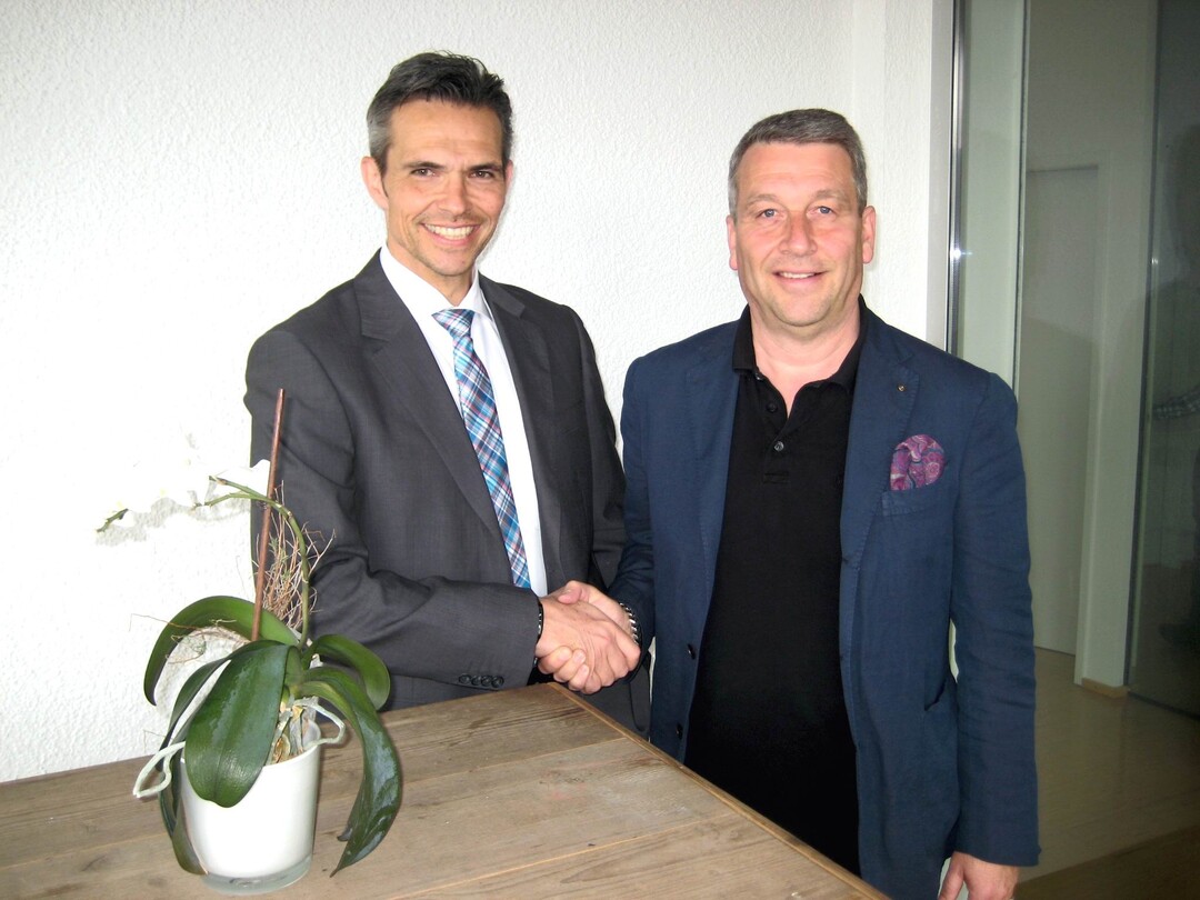 Gesellschafter Geschäftsführer Klaus Mayer (rechts) gratuliert Thomas Bassmann (links) zum Geschäftsführerposten bei Mayer Maschinenbau und Verwaltung