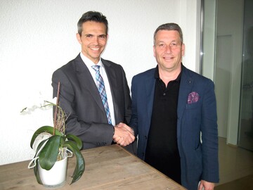 Gesellschafter Geschftsfhrer Klaus Mayer (rechts) gratuliert Thomas Bassmann (links) zum Geschftsfhrerposten bei Mayer Maschinenbau und Verwaltung