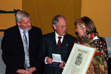 Anja Maubach, Urenkelin Georg Arends, und Lder Nobbmann, ZVG-Vorstandsmitglied, berreichen Peter zur Linden die Georg-Arends-Medaille samt Urkunde.